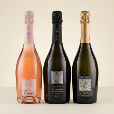 Drei Althea-Schaumweine: Rosaperla Extra Dry, Valdobbiadene Prosecco Superiore DOCG Brut und Chloe Extra Dry auf cremefarbenem Hintergrund