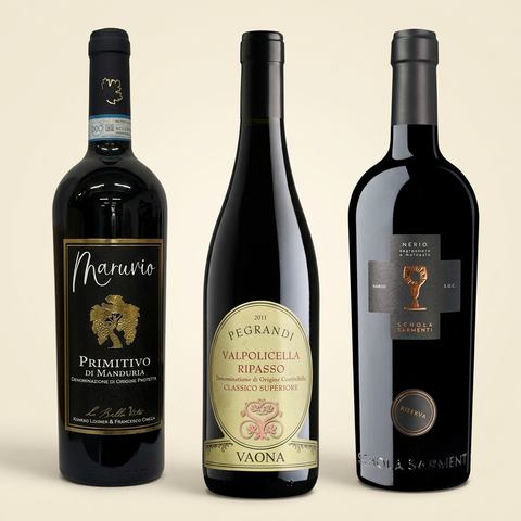 Rotwein-Probierpaket mit La Bella Vita Maruvio, Vaona Pegrandi Ripasso und Schola Sarmenti Nerio auf cremefarbenem Hintergrund